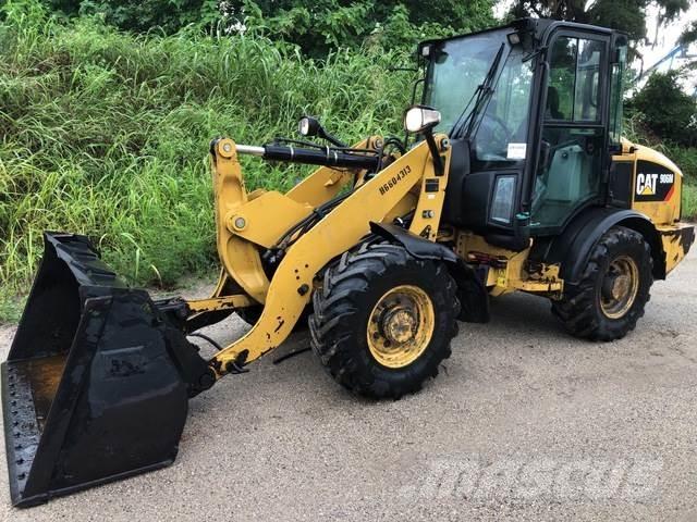 CAT 906M Gumikerekes homlokrakodók