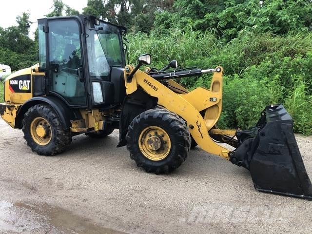 CAT 906M Gumikerekes homlokrakodók