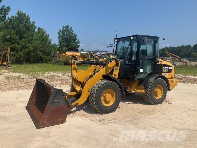 CAT 906M Gumikerekes homlokrakodók