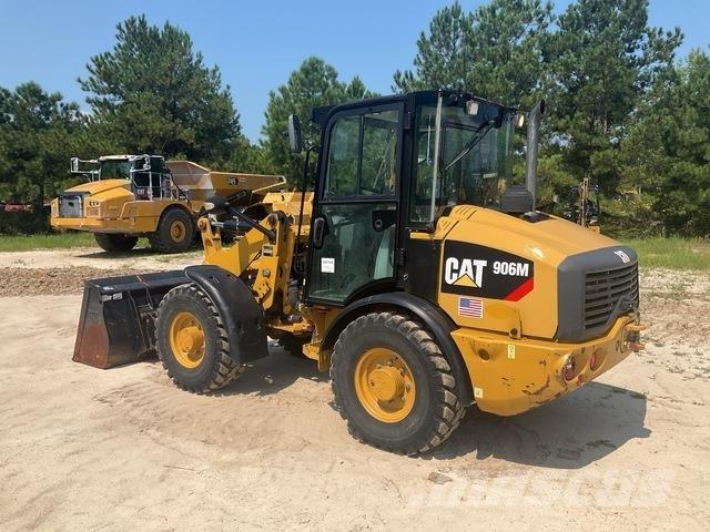 CAT 906M Gumikerekes homlokrakodók