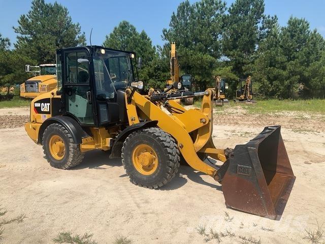 CAT 906M Gumikerekes homlokrakodók