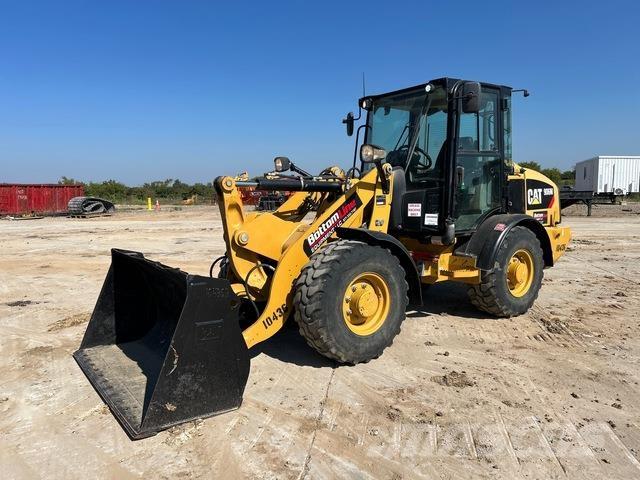 CAT 906M Gumikerekes homlokrakodók
