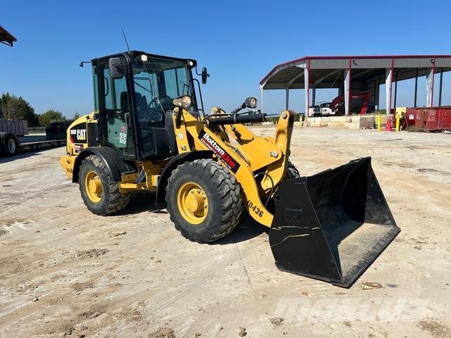 CAT 906M Gumikerekes homlokrakodók