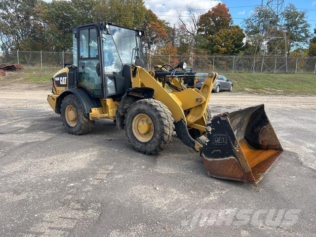 CAT 906M Gumikerekes homlokrakodók