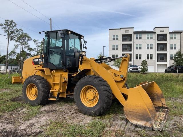 CAT 910M Gumikerekes homlokrakodók