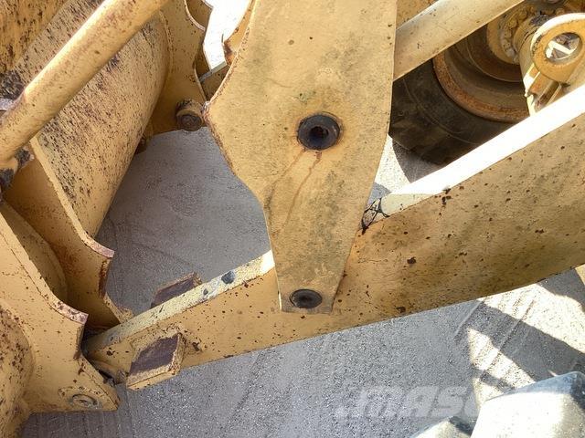 CAT 930 Gumikerekes homlokrakodók