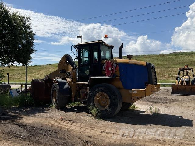 CAT 930M Gumikerekes homlokrakodók