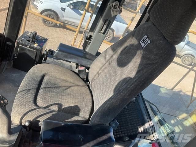 CAT 988G Gumikerekes homlokrakodók