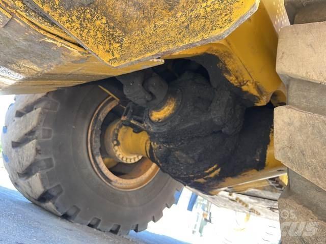 CAT 988G Gumikerekes homlokrakodók