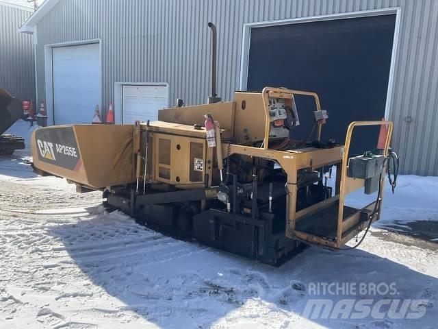 CAT AP255E Aszfalt terítõ gépek