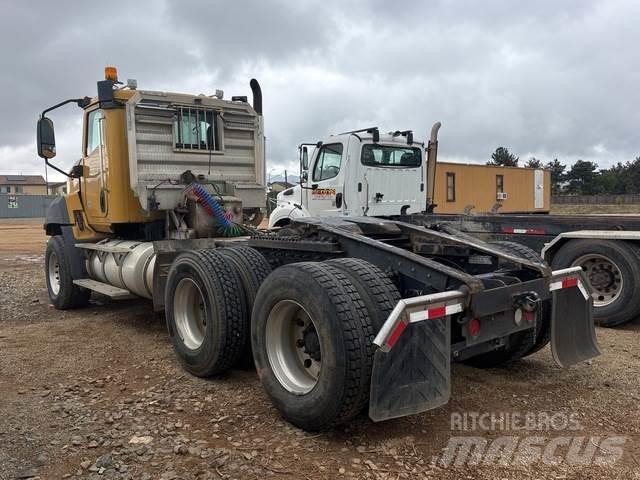 CAT CT660S Nyergesvontatók