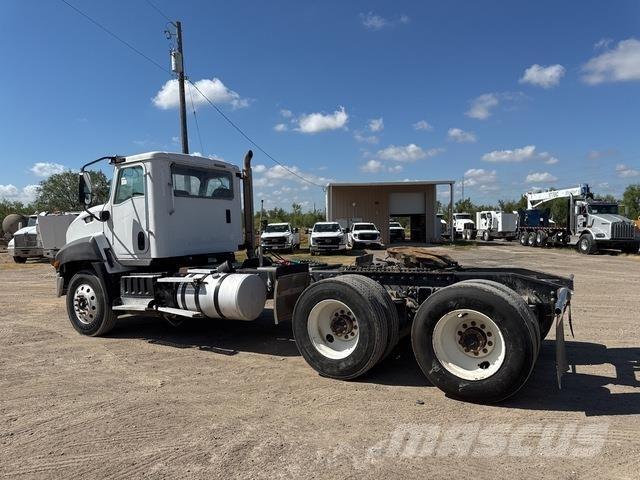 CAT CT660S Nyergesvontatók