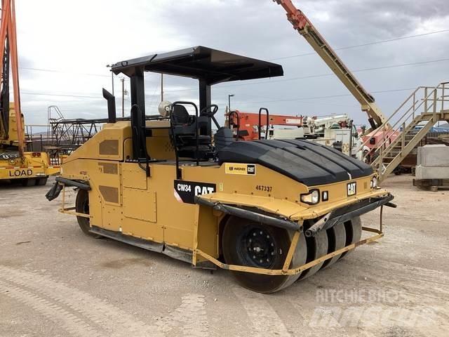 CAT CW34 Pneumatikus kerekes hengerek