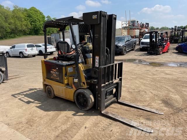 CAT E5000 Elektromos targoncák