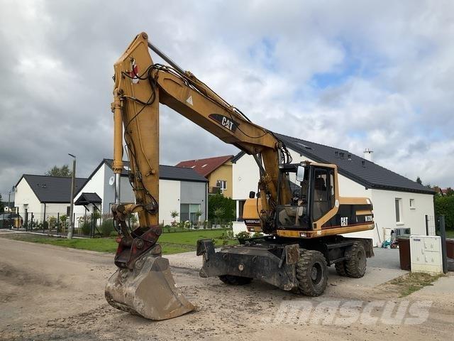 CAT M320 Gumikerekes kotrók