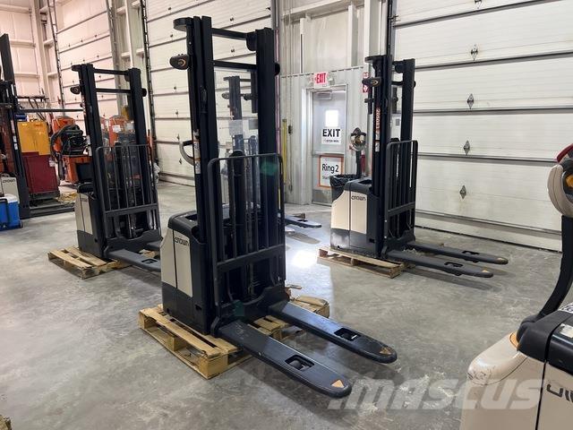 Crown ES 4000 Elektromos gyalogkíséretű targoncák