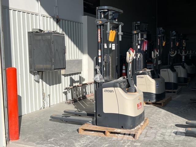 Crown ES 4000 Elektromos gyalogkíséretű targoncák