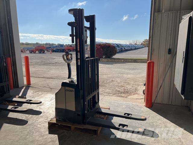 Crown ES 4000 Elektromos gyalogkíséretű targoncák