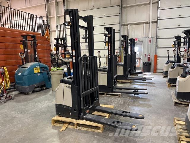 Crown ES 4000 Elektromos gyalogkíséretű targoncák