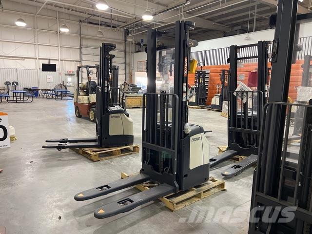 Crown ES 4000 Elektromos gyalogkíséretű targoncák