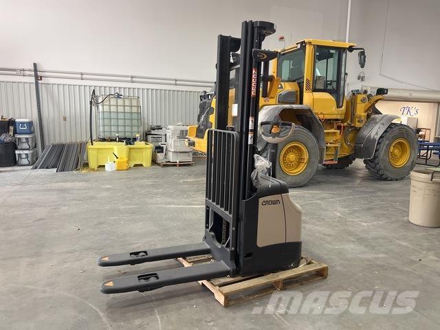 Crown ES 4000 Elektromos gyalogkíséretű targoncák