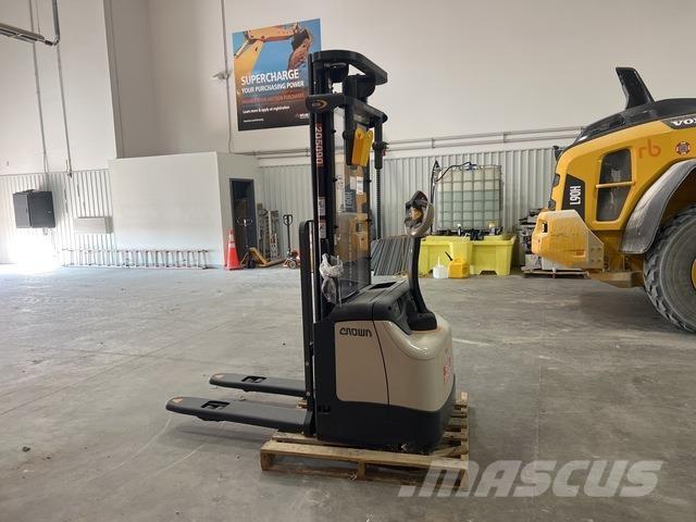 Crown ES 4000 Elektromos gyalogkíséretű targoncák