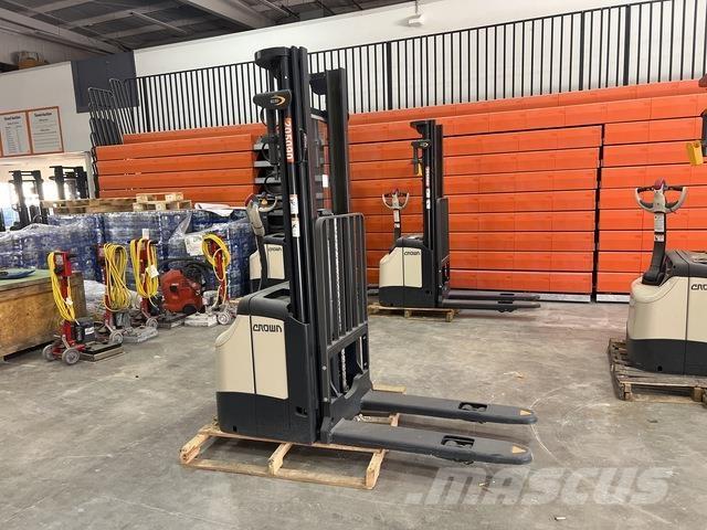 Crown ES 4000 Elektromos gyalogkíséretű targoncák