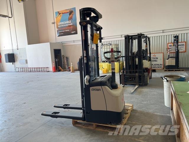 Crown ES 4000 Elektromos gyalogkíséretű targoncák