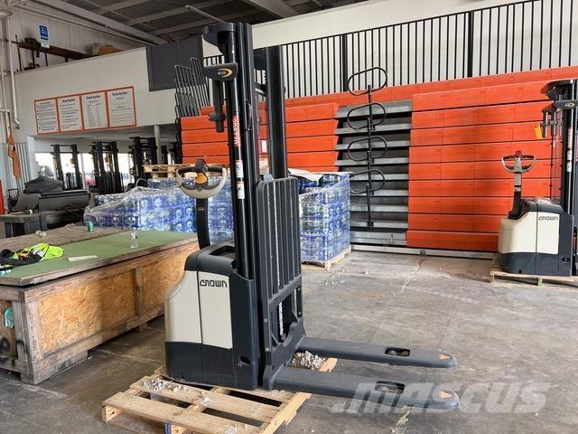 Crown ES 4000 Elektromos gyalogkíséretű targoncák