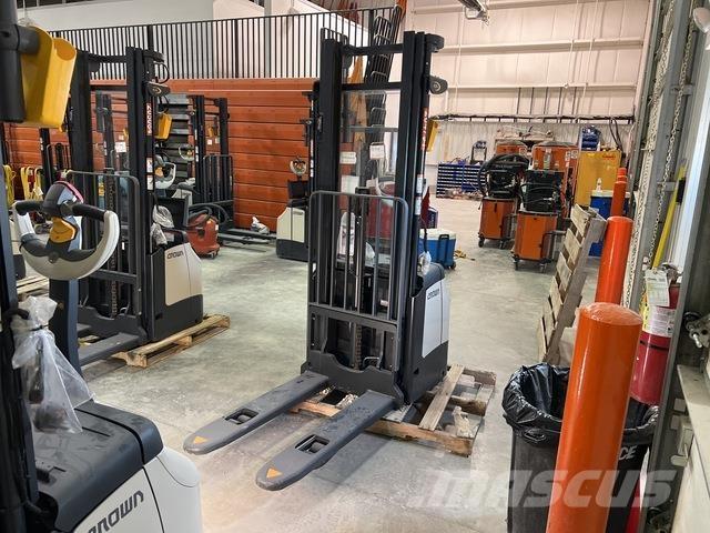 Crown ES 4000 Elektromos gyalogkíséretű targoncák