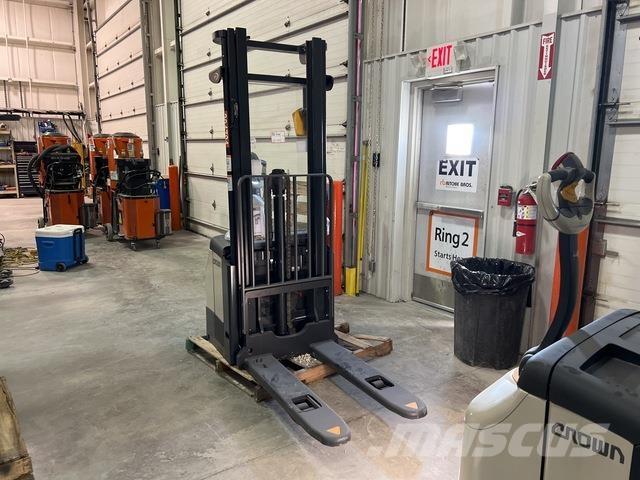 Crown ES 4000 Elektromos gyalogkíséretű targoncák