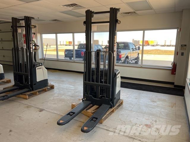 Crown ES 4000 Elektromos gyalogkíséretű targoncák