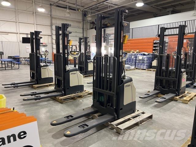 Crown ES 4000 Elektromos gyalogkíséretű targoncák