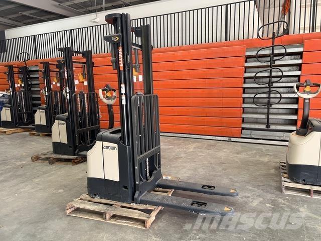 Crown ES 4000 Elektromos gyalogkíséretű targoncák