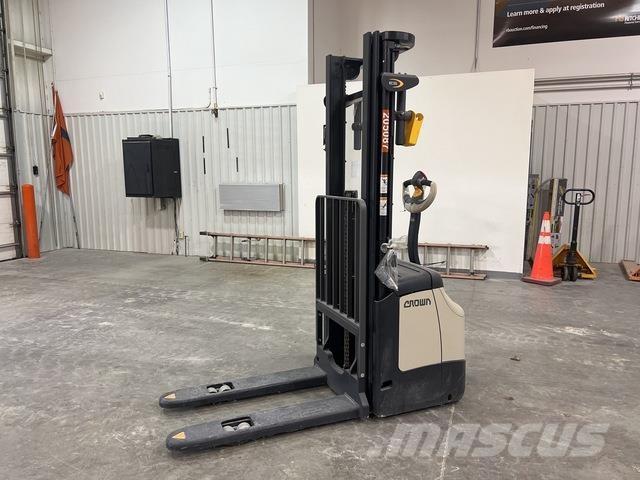 Crown ES 4000 Elektromos gyalogkíséretű targoncák