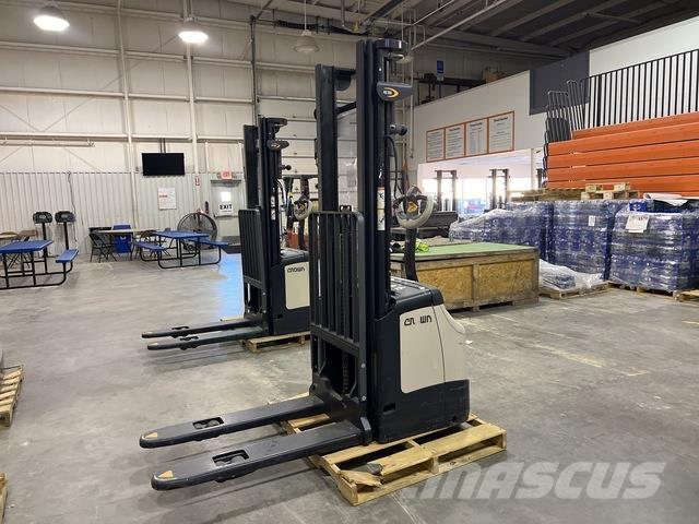 Crown ES 4000 Elektromos gyalogkíséretű targoncák