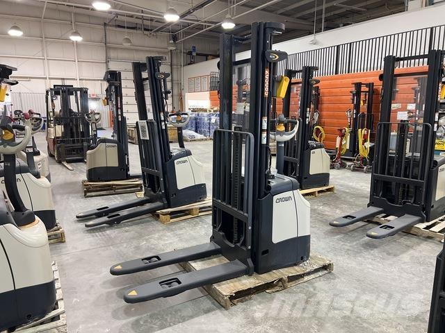 Crown ES 4000 Elektromos gyalogkíséretű targoncák