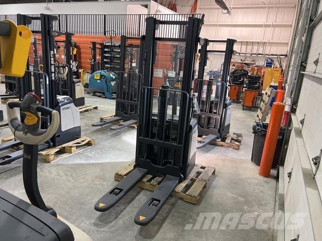 Crown ES 4000 Elektromos gyalogkíséretű targoncák