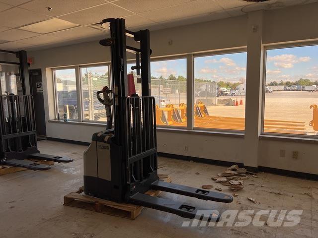 Crown ES 4000 Elektromos gyalogkíséretű targoncák