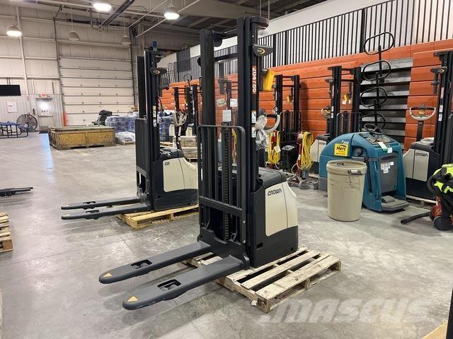 Crown ES 4000 Elektromos gyalogkíséretű targoncák