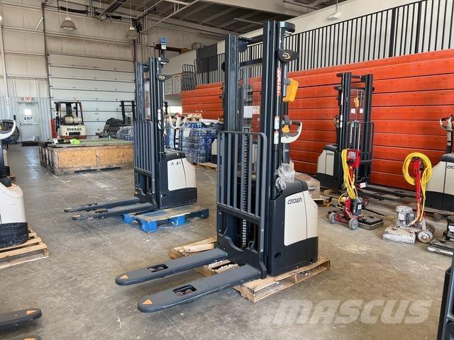 Crown ES 4000 Elektromos gyalogkíséretű targoncák