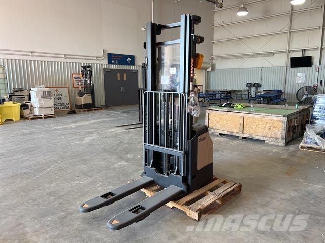 Crown ES 4000 Elektromos gyalogkíséretű targoncák