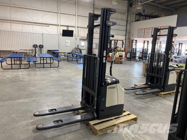 Crown ES 4000 Elektromos gyalogkíséretű targoncák