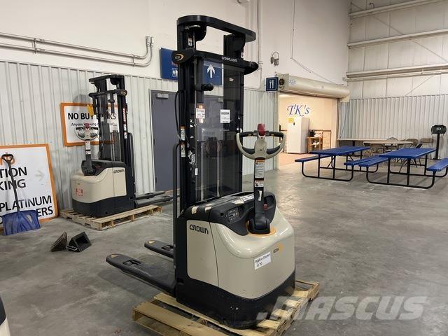 Crown ES 4000 Elektromos gyalogkíséretű targoncák