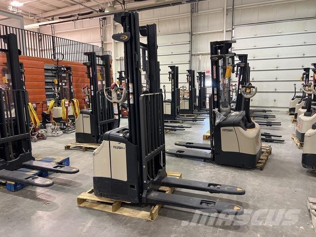 Crown ES 4000 Elektromos gyalogkíséretű targoncák