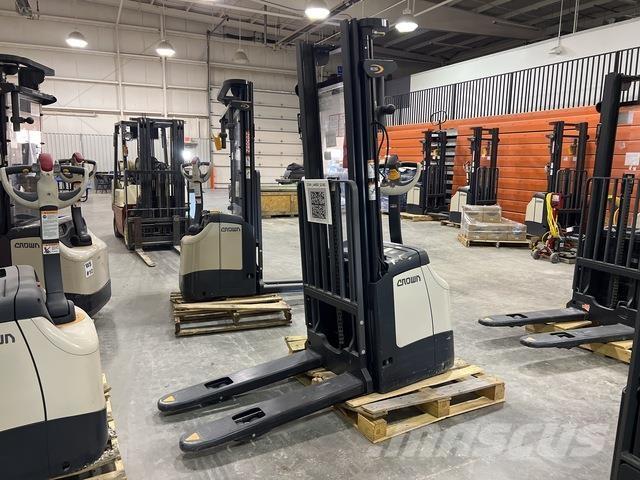 Crown ES 4000 Elektromos gyalogkíséretű targoncák