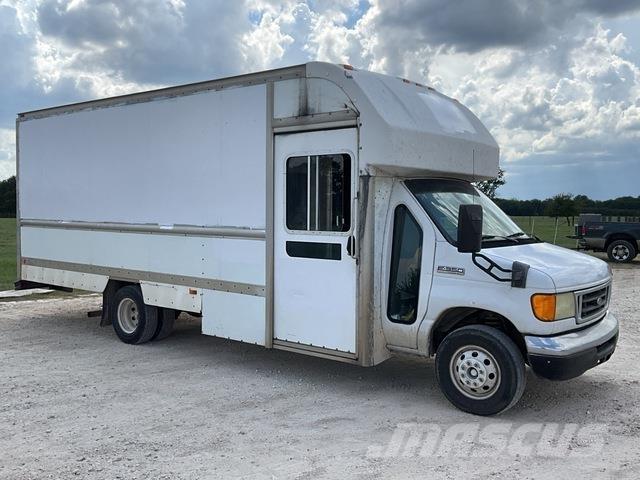 Ford E-350 Dobozos teherautók