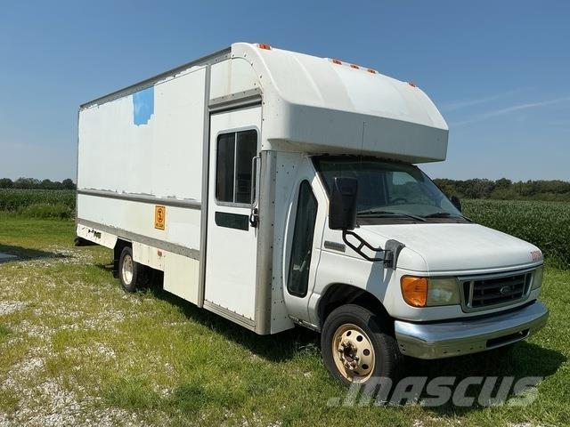 Ford E-350 Transporterek