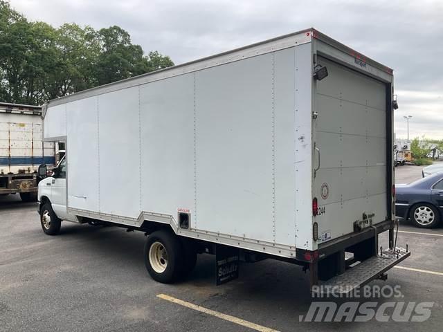 Ford E-450 Dobozos teherautók