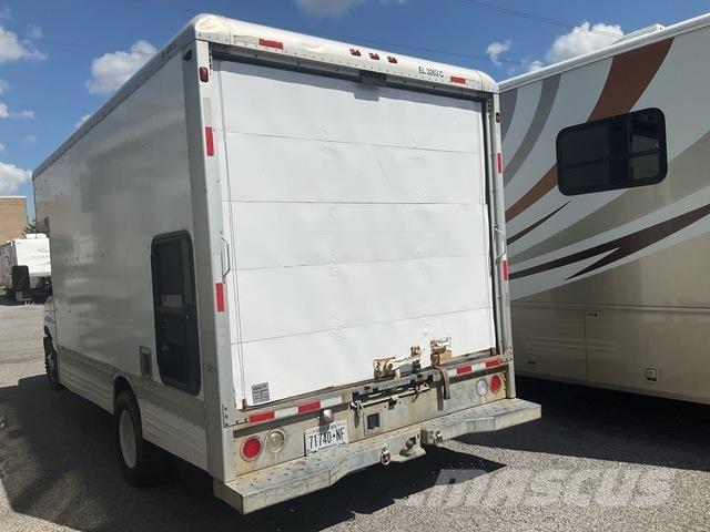 Ford E-450 Dobozos teherautók
